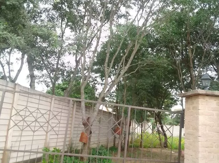 تختخواب و صبحانه Garden Guest House Bed & Bre Chitungwiza