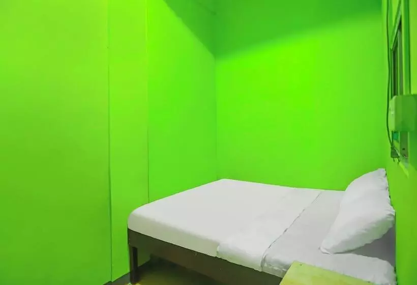 Hotelli Spot On 92554 Budi Homestay Syariahneargrand Batam Mall