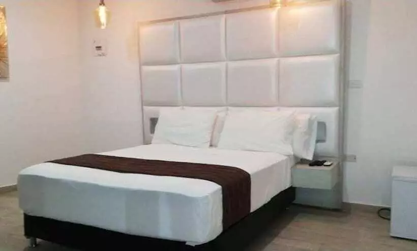 Aw Hotel Holidays Palace