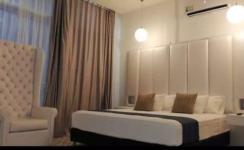 Aw Hotel Holidays Palace