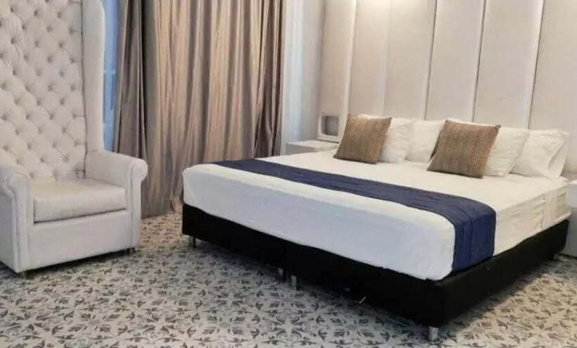 Aw Hotel Holidays Palace