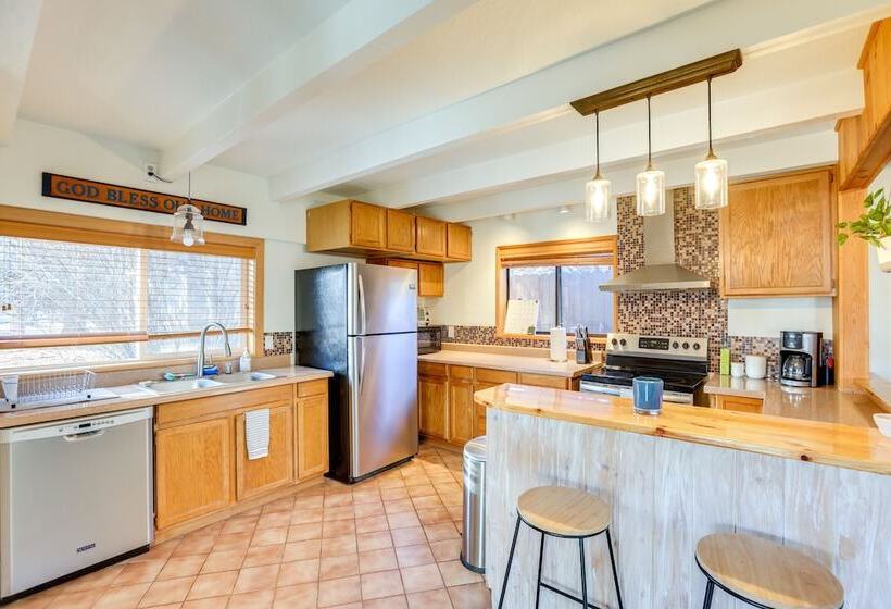 Bend Home W/ Fire Pit, 4 Mi To High Desert Museum!