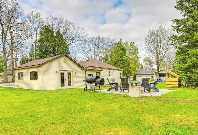 Dog Friendly Roscommon Cabin, Walk To Higgins Lake