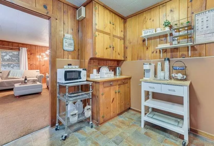 Dog Friendly Roscommon Cabin, Walk To Higgins Lake