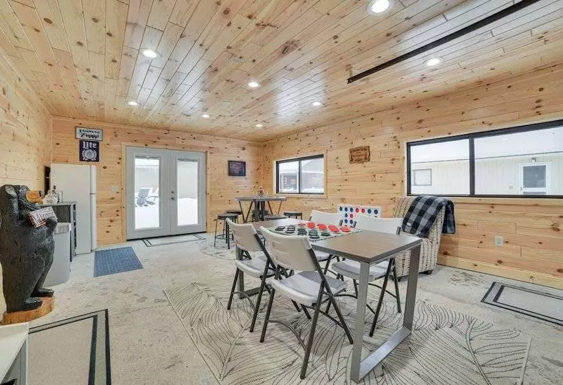 Dog Friendly Roscommon Cabin, Walk To Higgins Lake