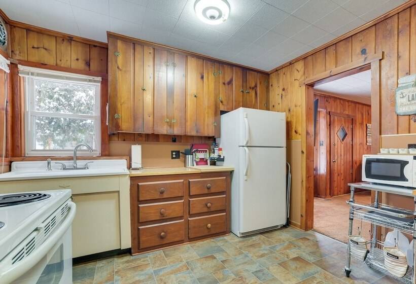 Dog Friendly Roscommon Cabin, Walk To Higgins Lake