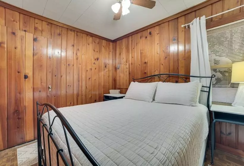 Dog Friendly Roscommon Cabin, Walk To Higgins Lake