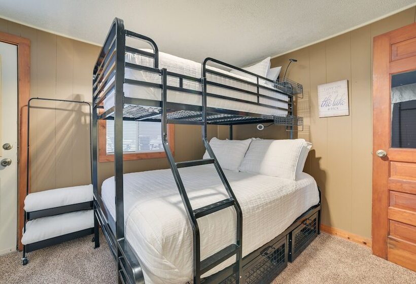 Dog Friendly Roscommon Cabin, Walk To Higgins Lake