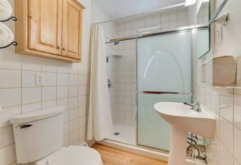Dog Friendly Roscommon Cabin, Walk To Higgins Lake