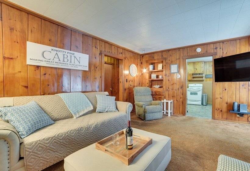 Dog Friendly Roscommon Cabin, Walk To Higgins Lake