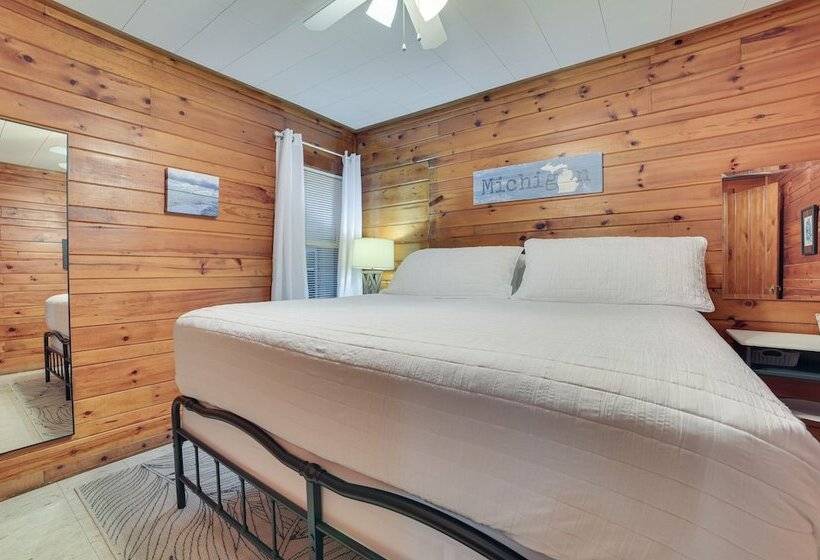 Dog Friendly Roscommon Cabin, Walk To Higgins Lake