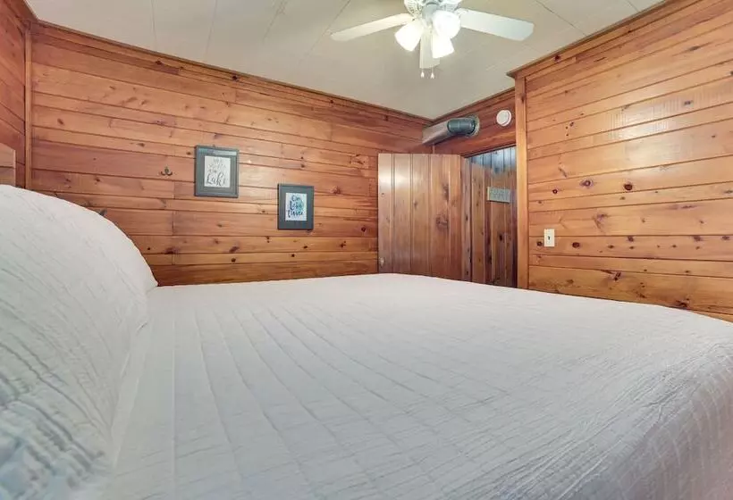 Dog Friendly Roscommon Cabin, Walk To Higgins Lake
