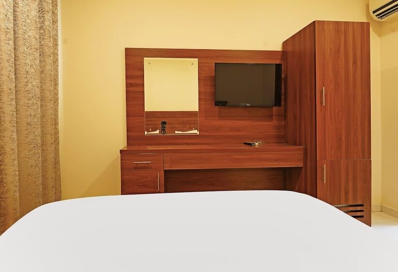 Emirates Hotel	By Oyo