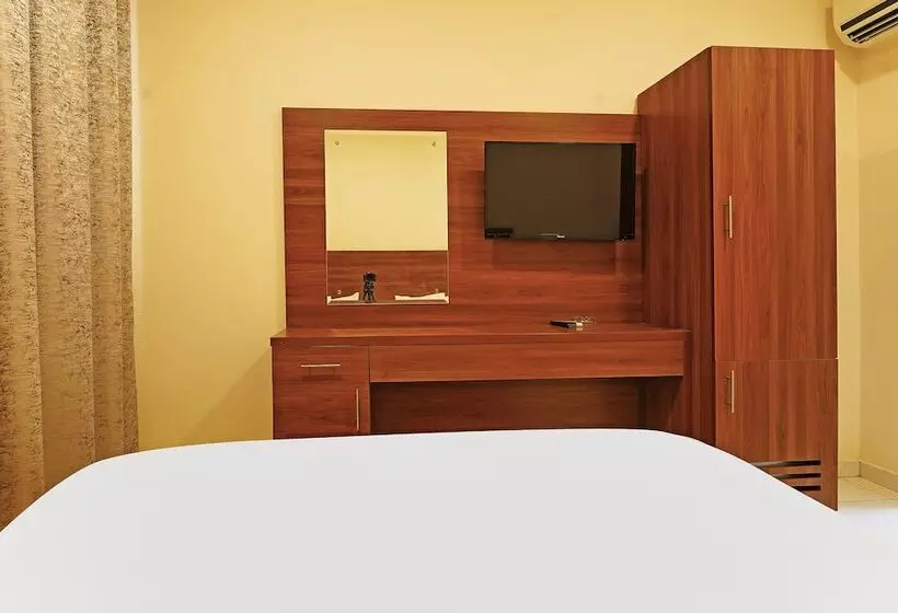 Emirates Hotel	By Oyo