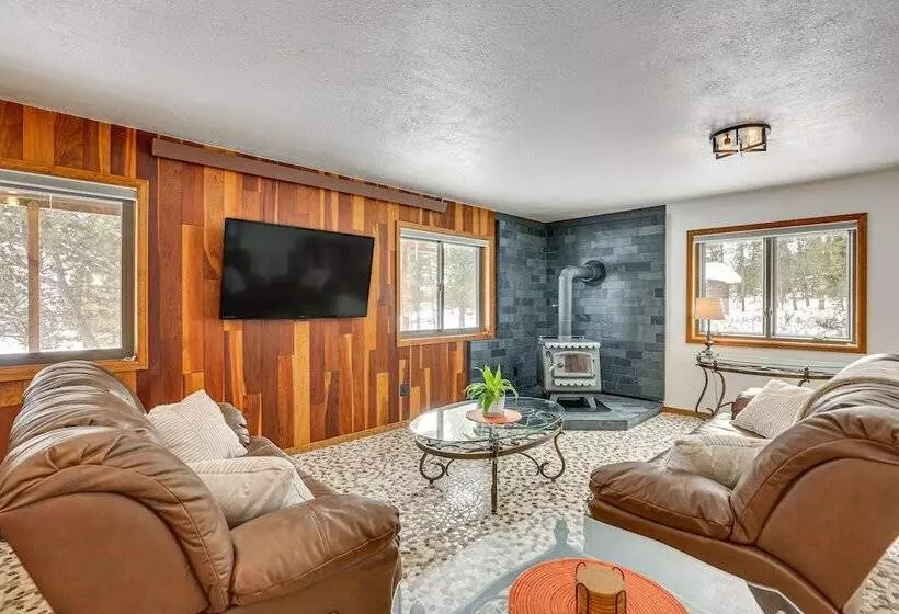 Enjoy Deck + Mtn Views: Grand Lake Retreat!
