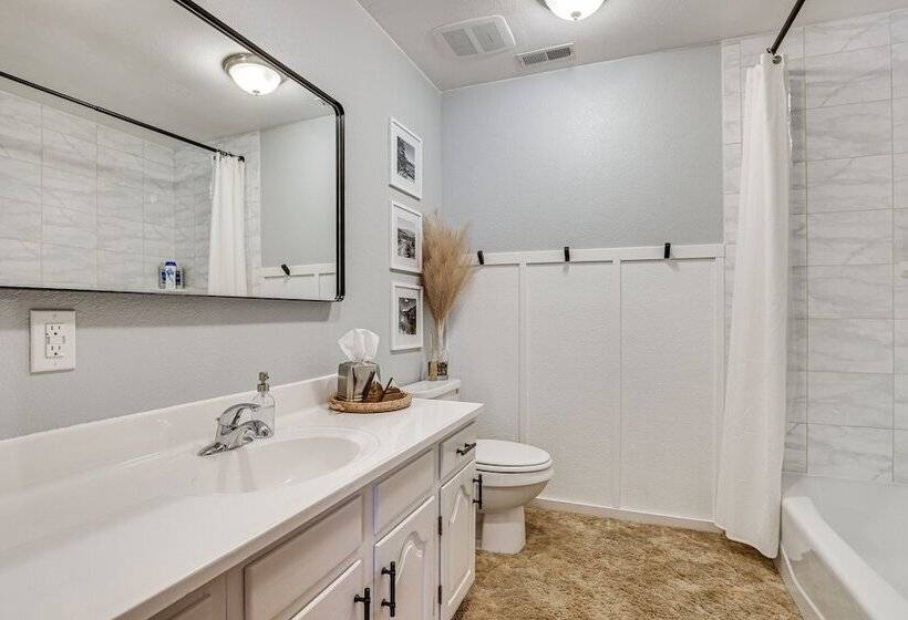 Enjoy Deck + Mtn Views: Grand Lake Retreat!