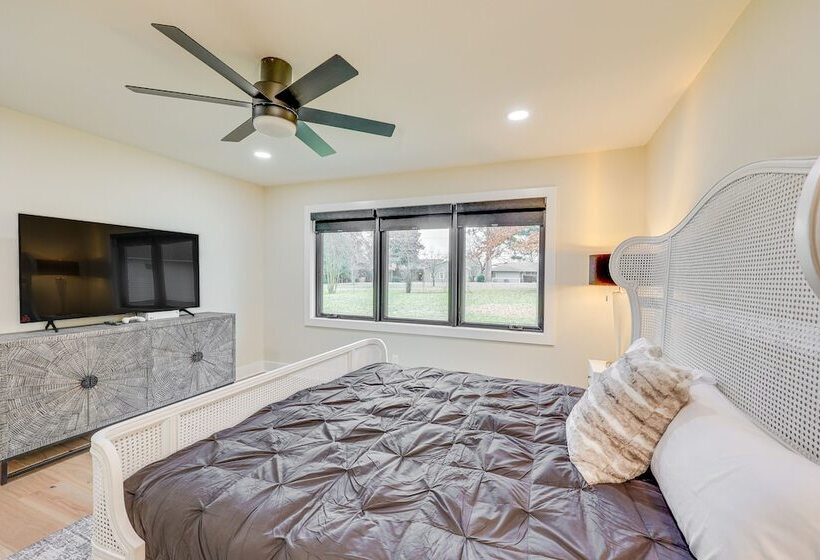 Grand Lakefront Home In Hot Springs W/ Boat Dock!