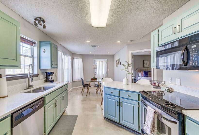 Mary Esther Home W/ Fireplace, Grill & Backyard!