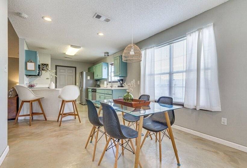 Mary Esther Home W/ Fireplace, Grill & Backyard!