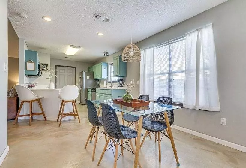 Mary Esther Home W/ Fireplace, Grill & Backyard!