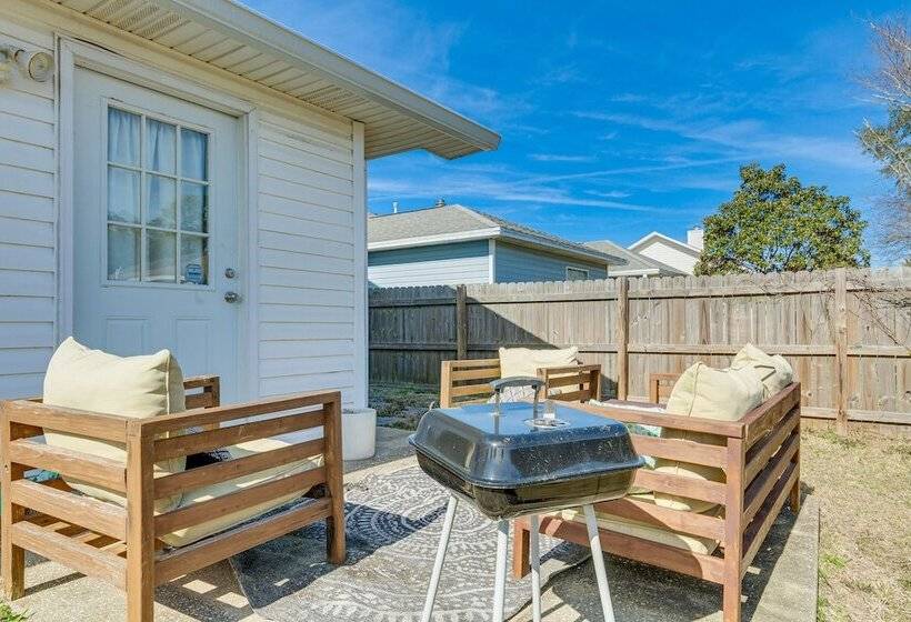 Mary Esther Home W/ Fireplace, Grill & Backyard!