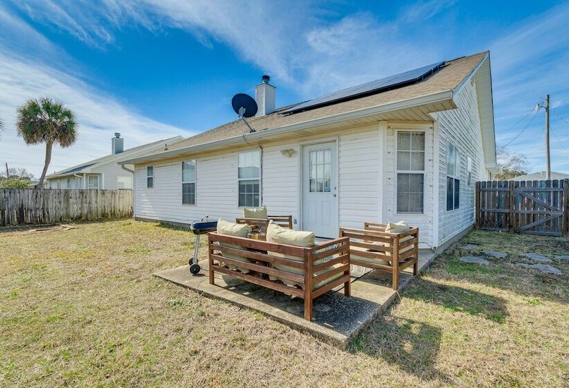 Mary Esther Home W/ Fireplace, Grill & Backyard!