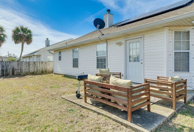 Mary Esther Home W/ Fireplace, Grill & Backyard!