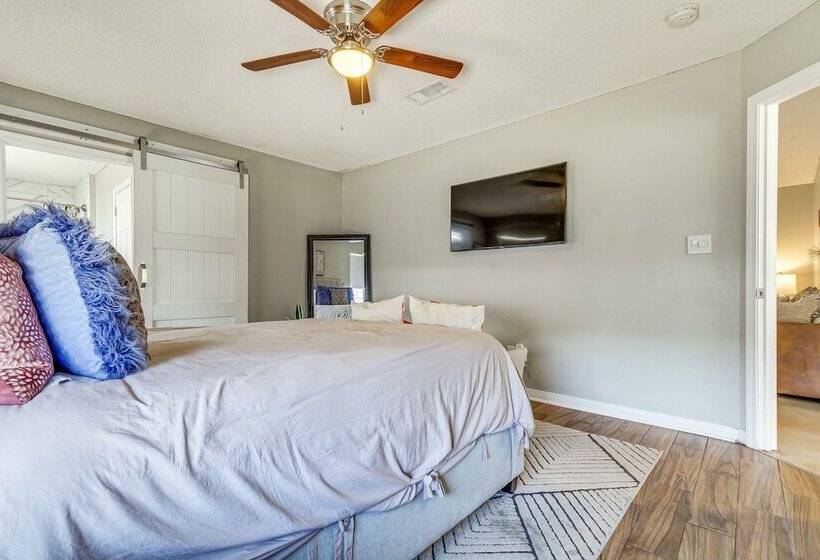 Mary Esther Home W/ Fireplace, Grill & Backyard!