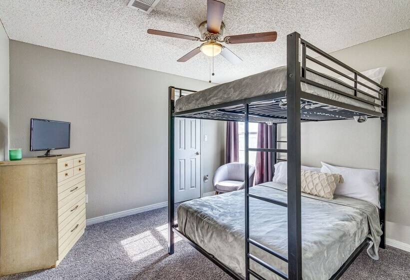 Mary Esther Home W/ Fireplace, Grill & Backyard!