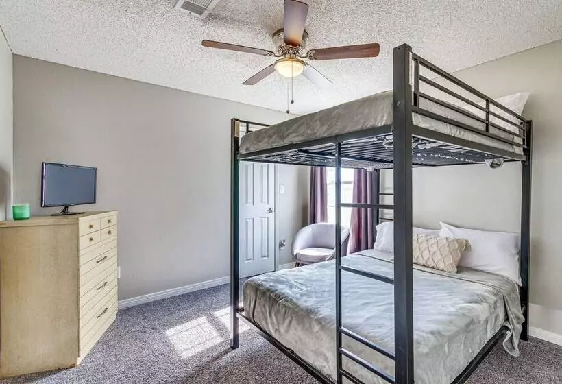 Mary Esther Home W/ Fireplace, Grill & Backyard!