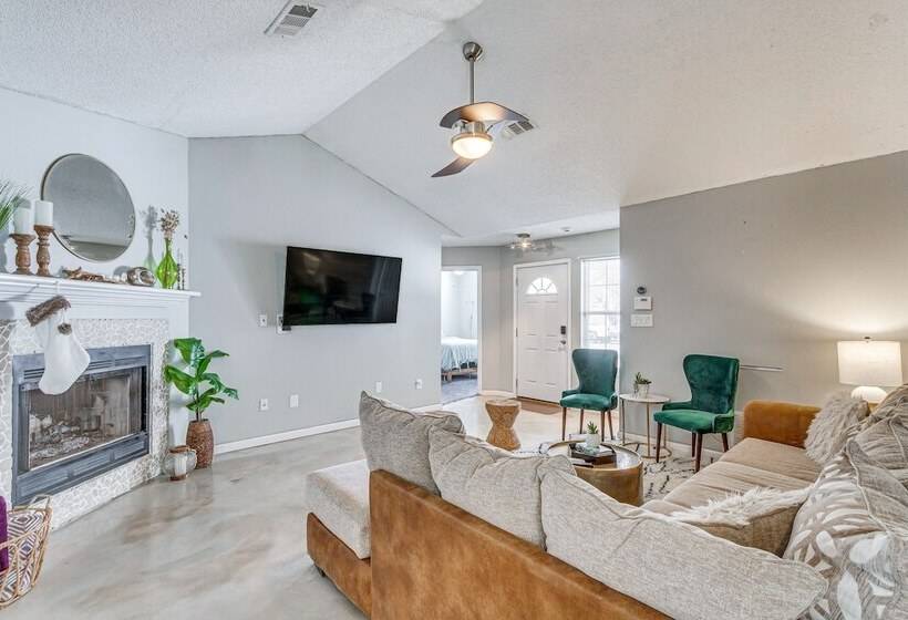 Mary Esther Home W/ Fireplace, Grill & Backyard!