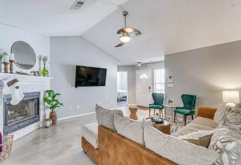 Mary Esther Home W/ Fireplace, Grill & Backyard!