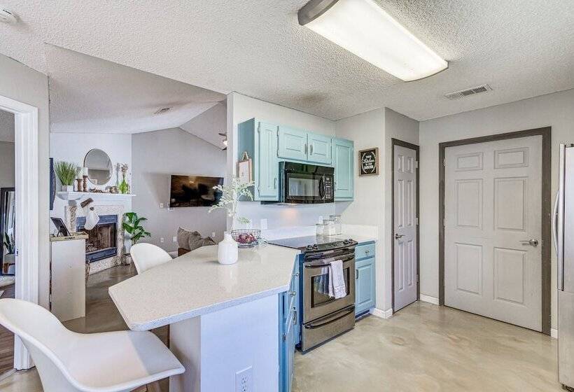 Mary Esther Home W/ Fireplace, Grill & Backyard!