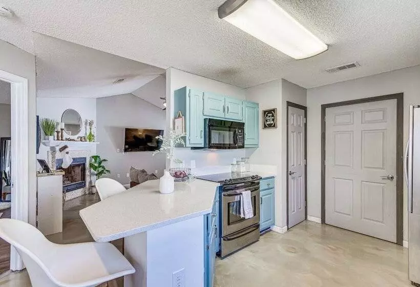 Mary Esther Home W/ Fireplace, Grill & Backyard!