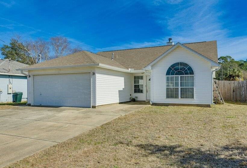 Mary Esther Home W/ Fireplace, Grill & Backyard!