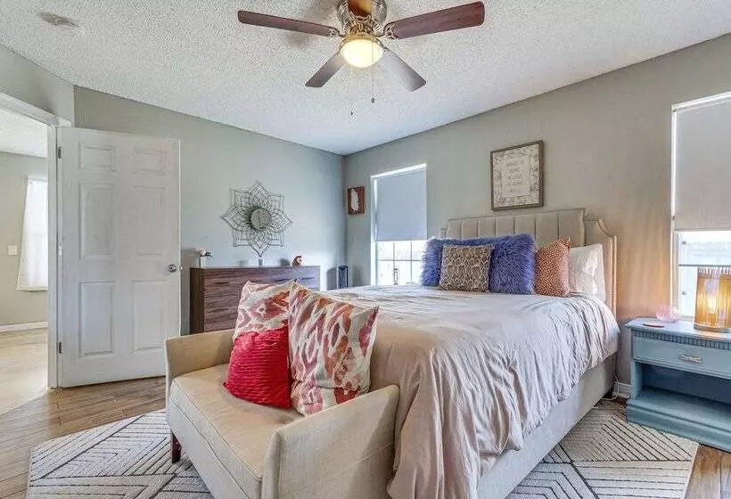 Mary Esther Home W/ Fireplace, Grill & Backyard!