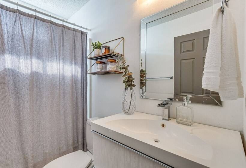 Mary Esther Home W/ Fireplace, Grill & Backyard!