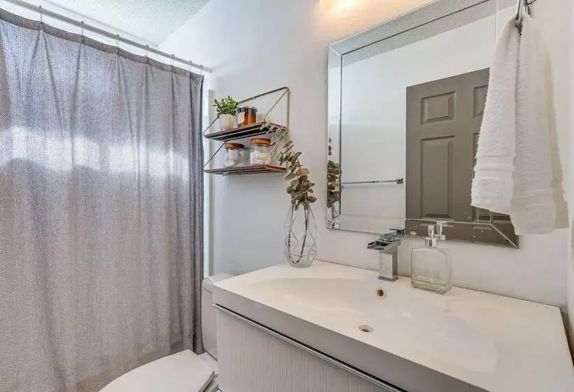 Mary Esther Home W/ Fireplace, Grill & Backyard!