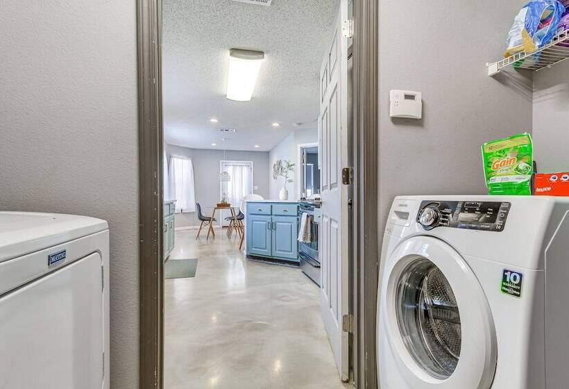 Mary Esther Home W/ Fireplace, Grill & Backyard!