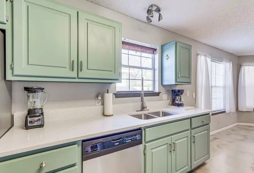 Mary Esther Home W/ Fireplace, Grill & Backyard!