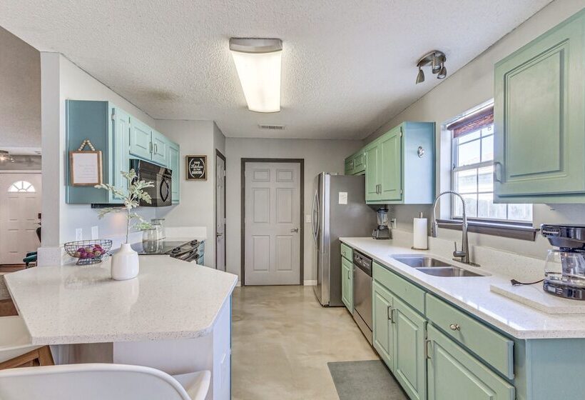 Mary Esther Home W/ Fireplace, Grill & Backyard!