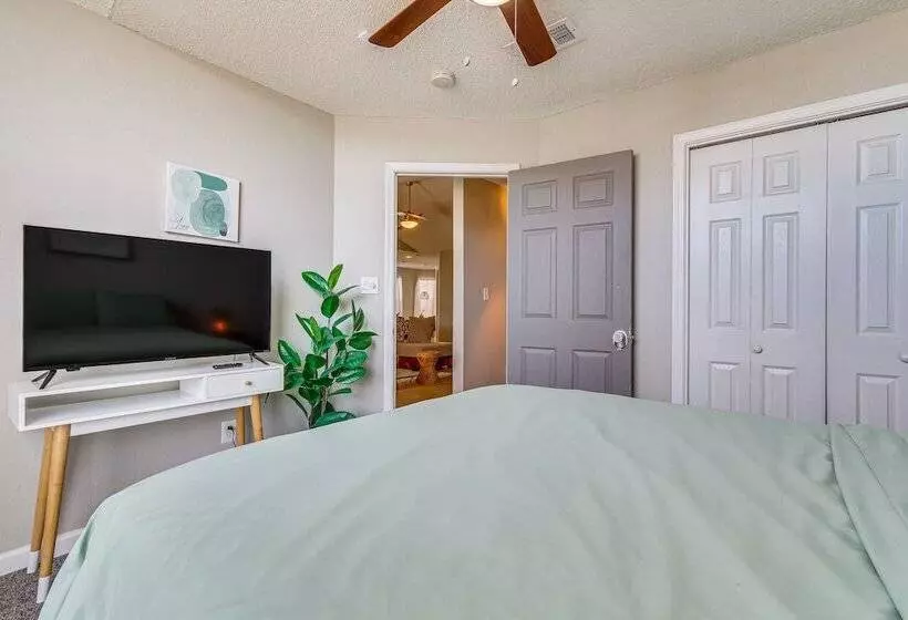 Mary Esther Home W/ Fireplace, Grill & Backyard!