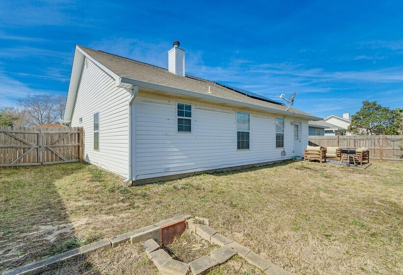 Mary Esther Home W/ Fireplace, Grill & Backyard!