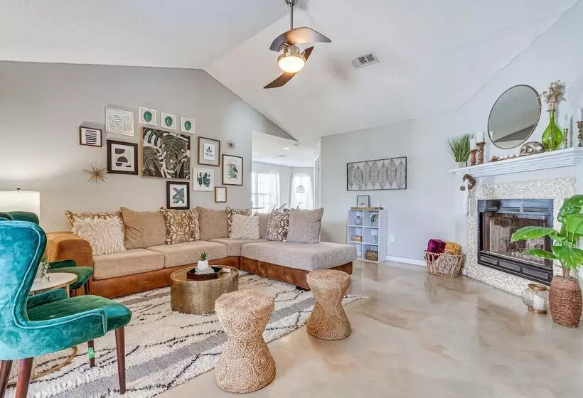 Mary Esther Home W/ Fireplace, Grill & Backyard!