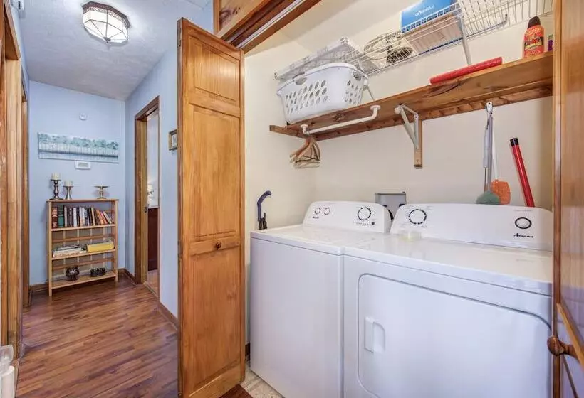 Peaceful 2br In Mountains W/ Private Hot Tub!