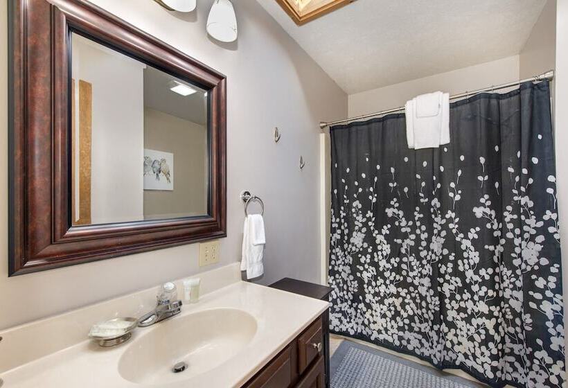 Peaceful 2br In Mountains W/ Private Hot Tub!