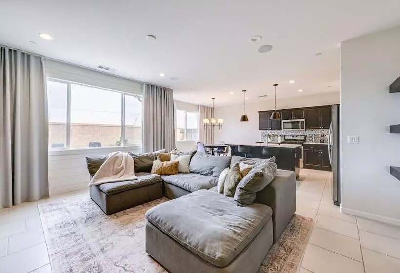 Pet Friendly Clovis Home   Near Mall & Waterpark!