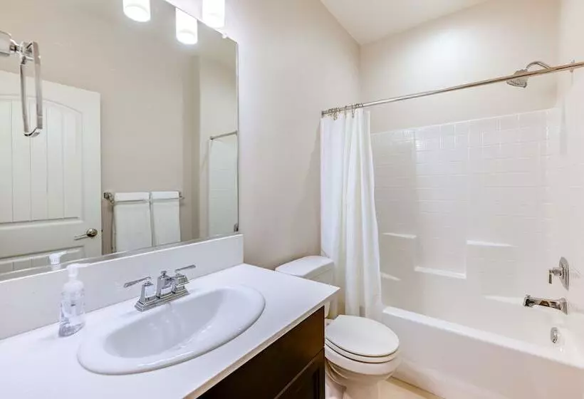 Pet Friendly Clovis Home   Near Mall & Waterpark!