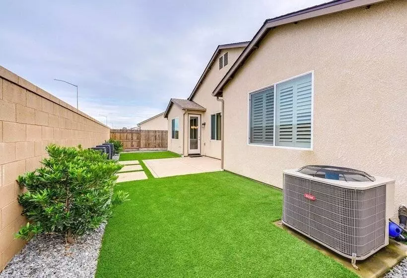 Pet Friendly Clovis Home   Near Mall & Waterpark!