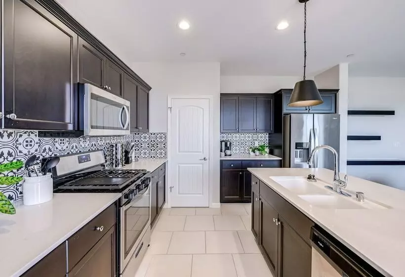 Pet Friendly Clovis Home   Near Mall & Waterpark!